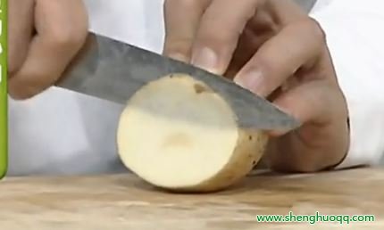 土豆做眼贴膜