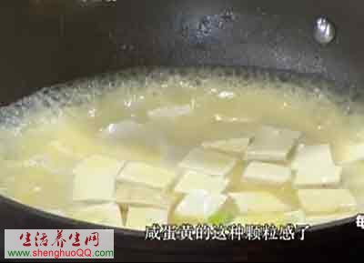 咸蛋黄烧豆腐的做法-图3