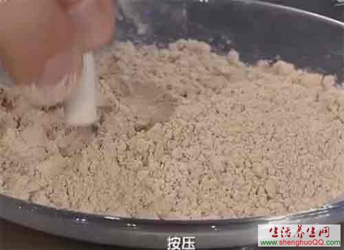 空心胶囊在药粉上按压