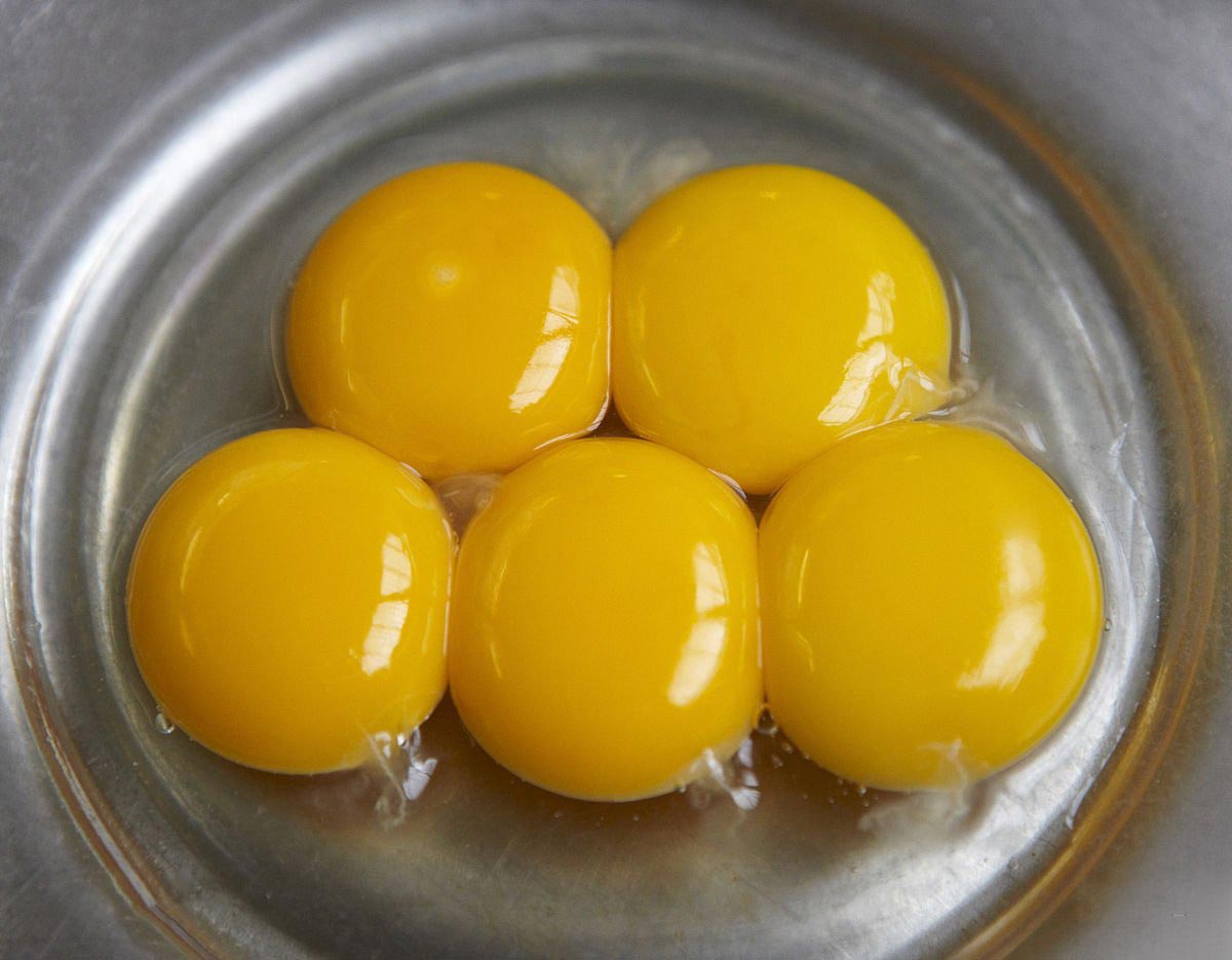 蛋黄颜色越深越有营养吗