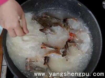 萝卜丝煮大虾